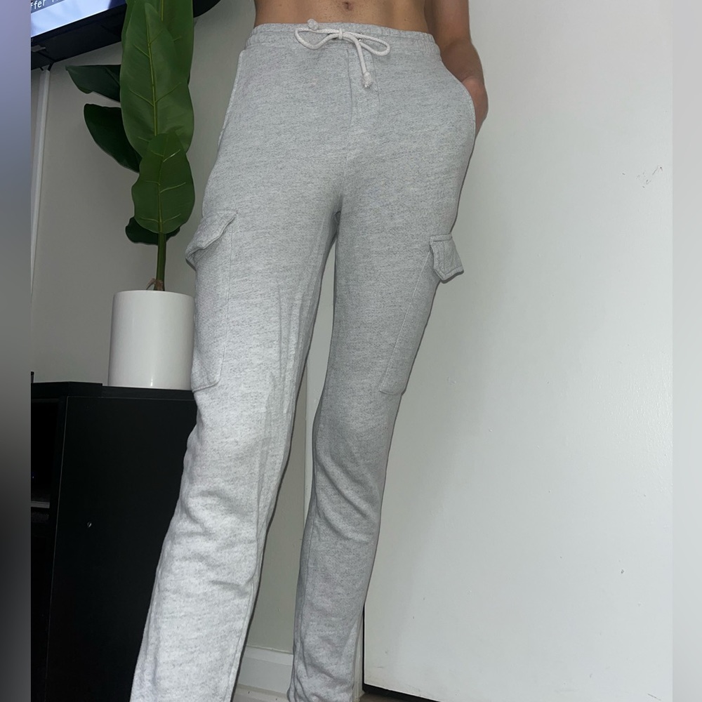 Comfy fitting grey sweatpants!